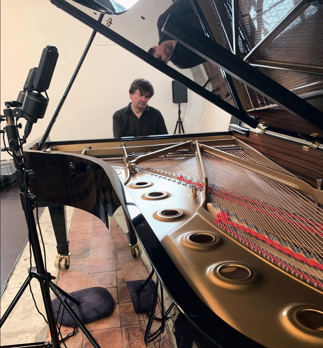 Tomas Dratva am Steinway-Flügel bei der Aufnahme in der Alten Kirche Boswil, 2024